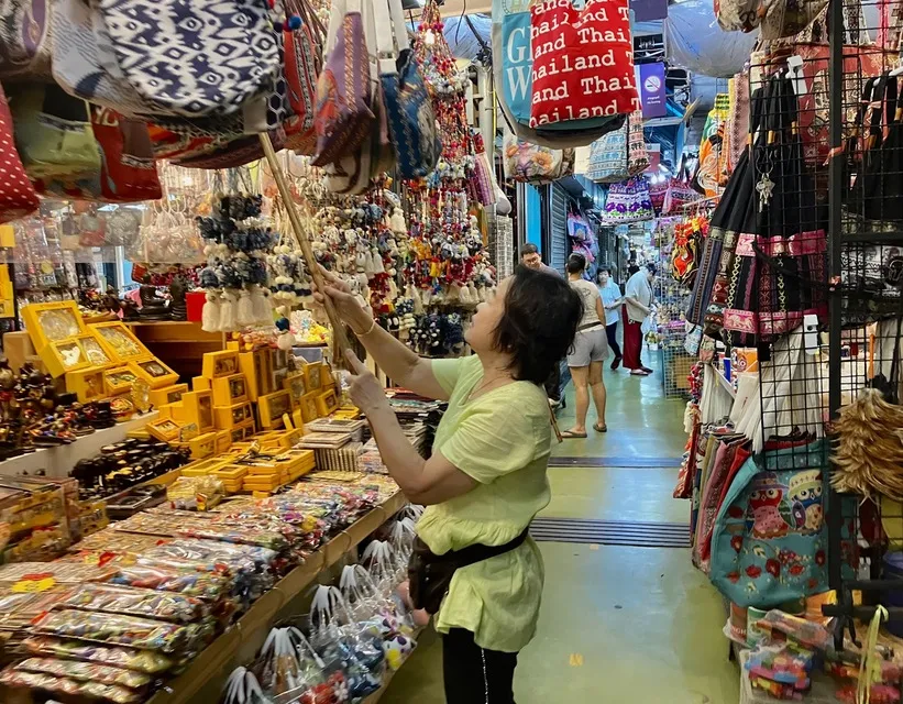 Chatuchak Weekend Market Guide: Hours, Sections, Food, Getting There and Tips